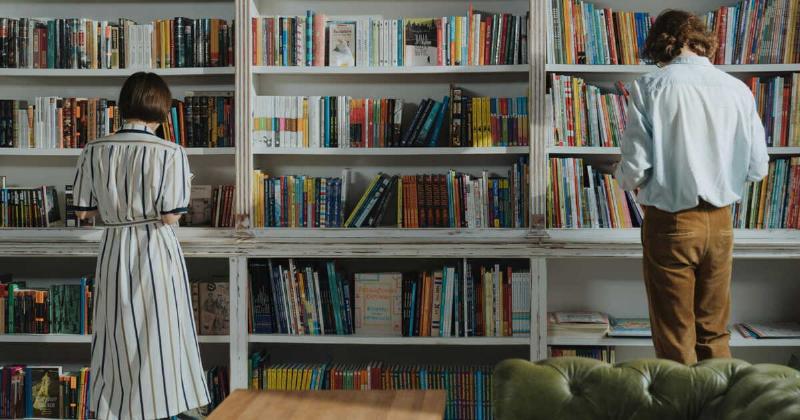 L’écrivain lauréat du Goncourt célébrant sa reconnaissance littéraire